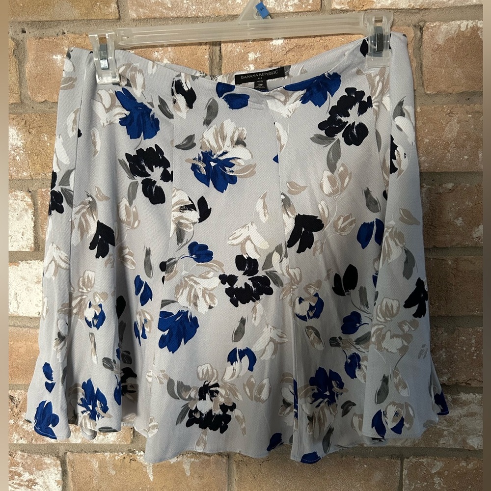 Banana Republic Blue and Black Floral Skater Skirt. Size 10P.